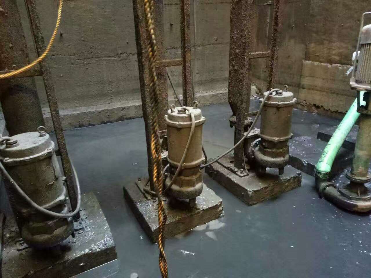 雷鸣镇污水池清理